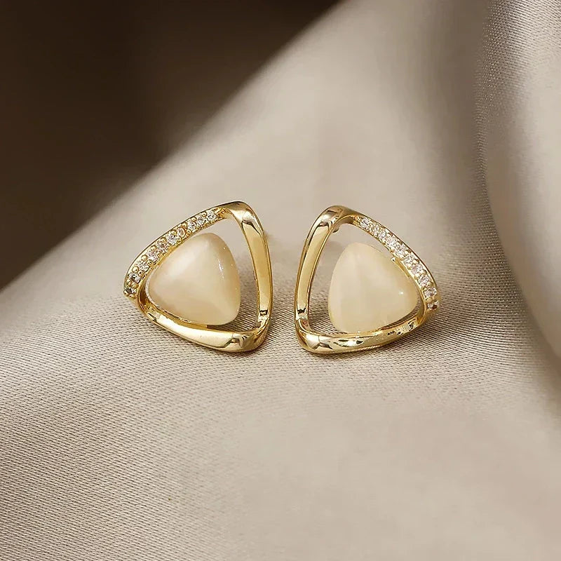Elegantní trojúhelníkové náušnice s opálem a krystaly