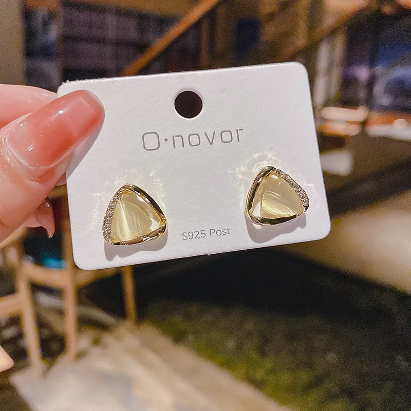 Elegantní trojúhelníkové náušnice s opálem a krystaly